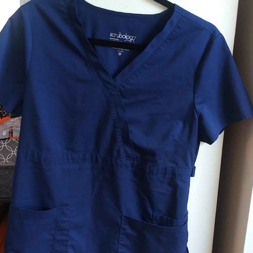 Ladies Scrubology Scrub Top sz Medium 💙 2 for 20 add to bundle to get discount